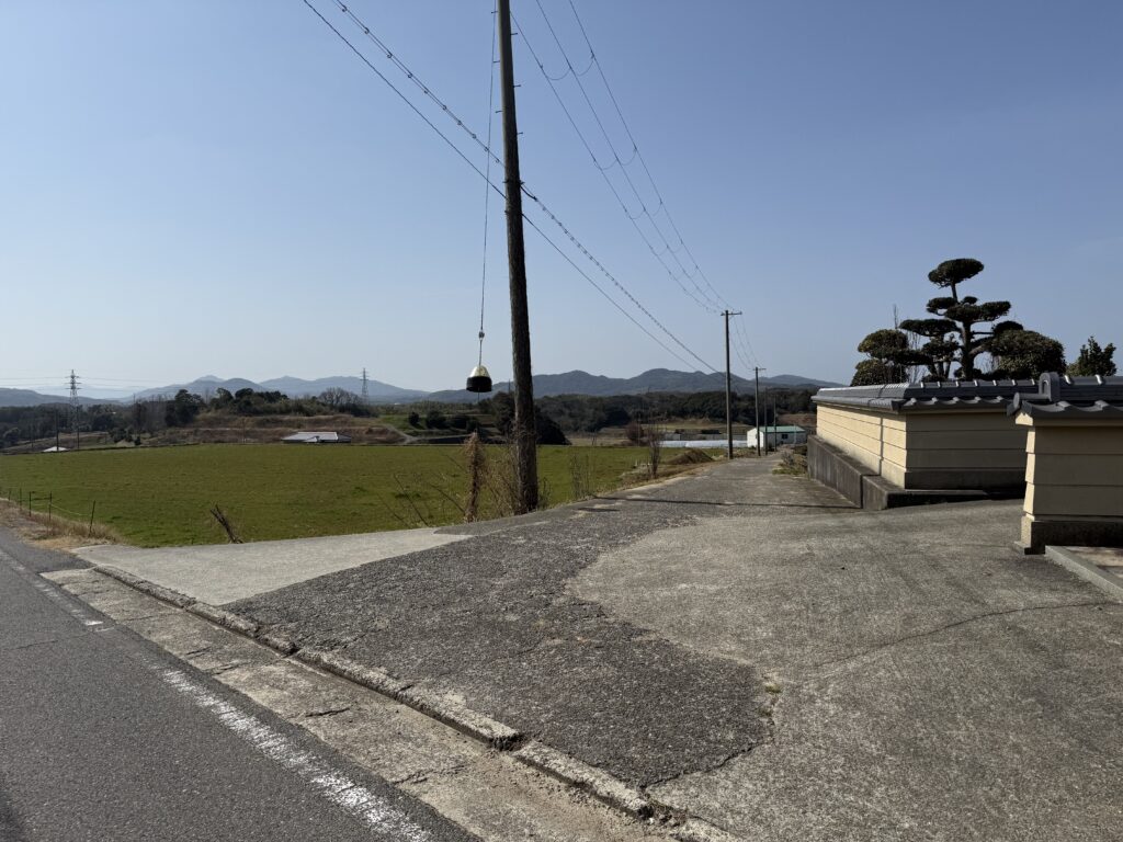 駐車場からはる苺への道の目印